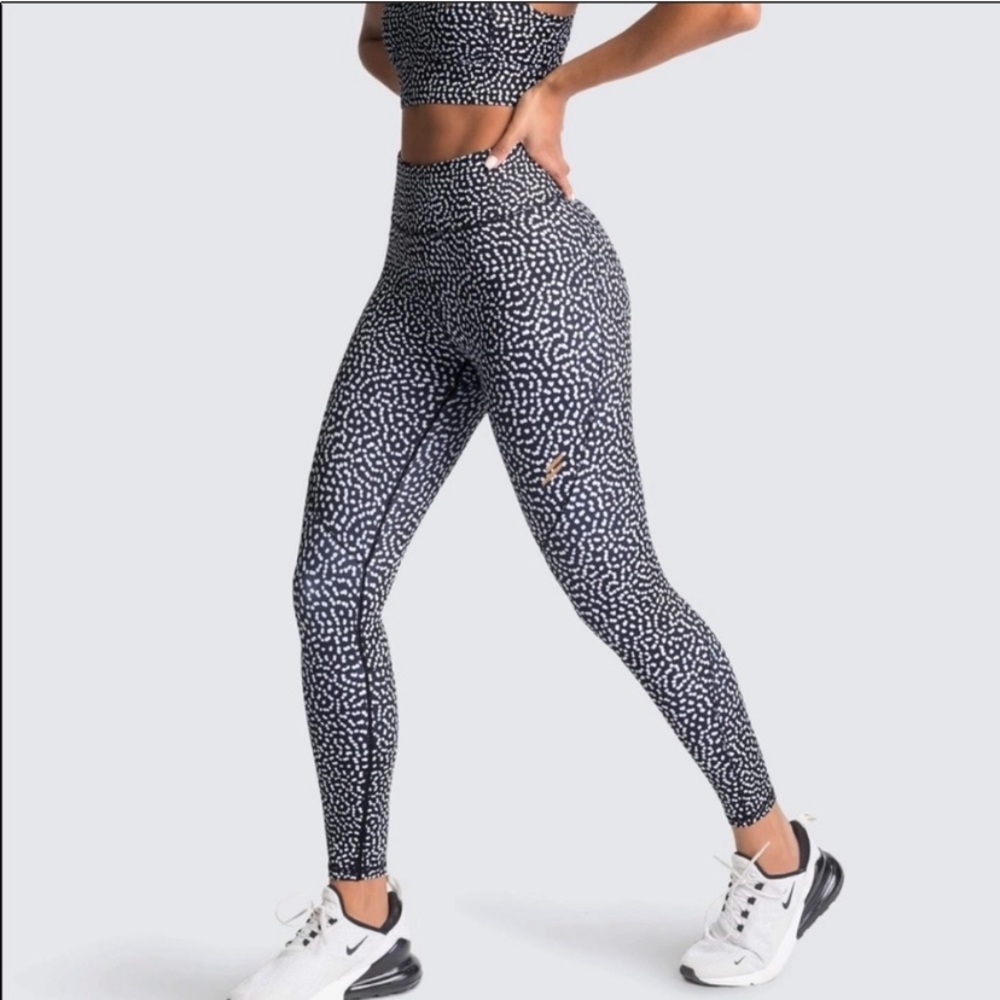 DOYOUEVEN Excel Leggings- Black Speckle- Size Small